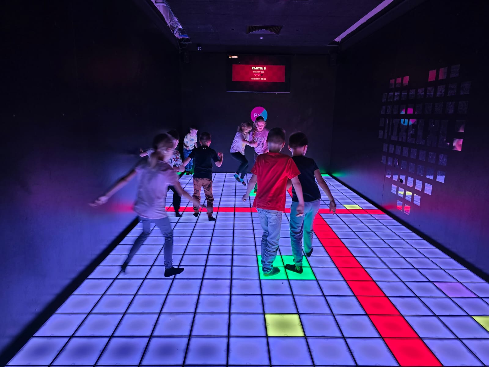 Mikołajkowa wycieczka klas pierwszej i drugich do Pixel XL w Katowicach